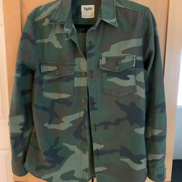 *SOLD* 💙 TNA Aritzia Camouflage Button-Up Shirt - Picture 1 of 6